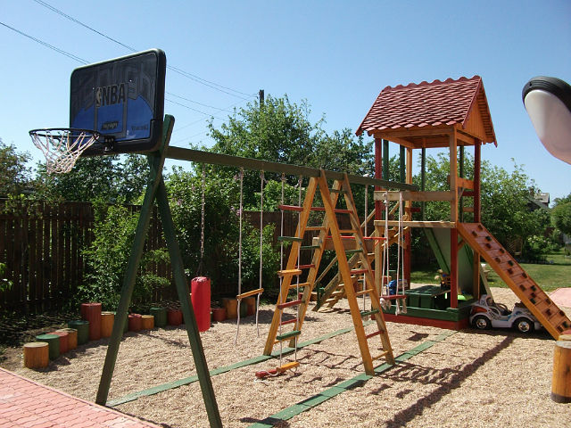 деревянная детская площадка